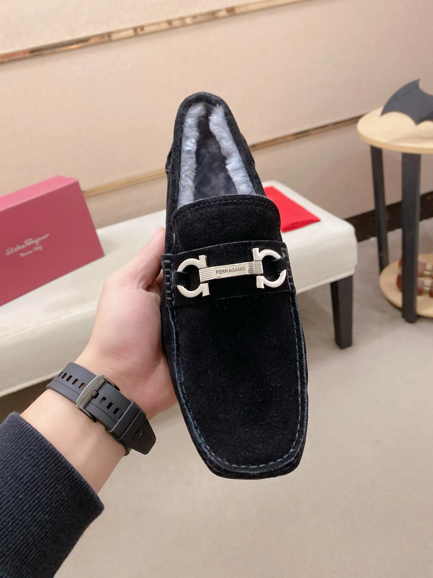 Factory price: 540💰High-end quality! Ferragamo🆕🆕Exclusive hot-selling products in stock🔥🔥New products on the shelves, high-quality Ferragamo men's pea shoes, high-end casual driving shoes, with complete packaging! 💪 💪 Material: imported suede cowhide 🐂 + imported high-quality wool lining + wear-resistant outsole 👍🏻👍🏻 Features: high-end and comfortable, purely handmade 🚀 🚀 Create the perfect shoes that suit you best 🔥 🔥 Size: (38-44) 45 standard size can be customized!